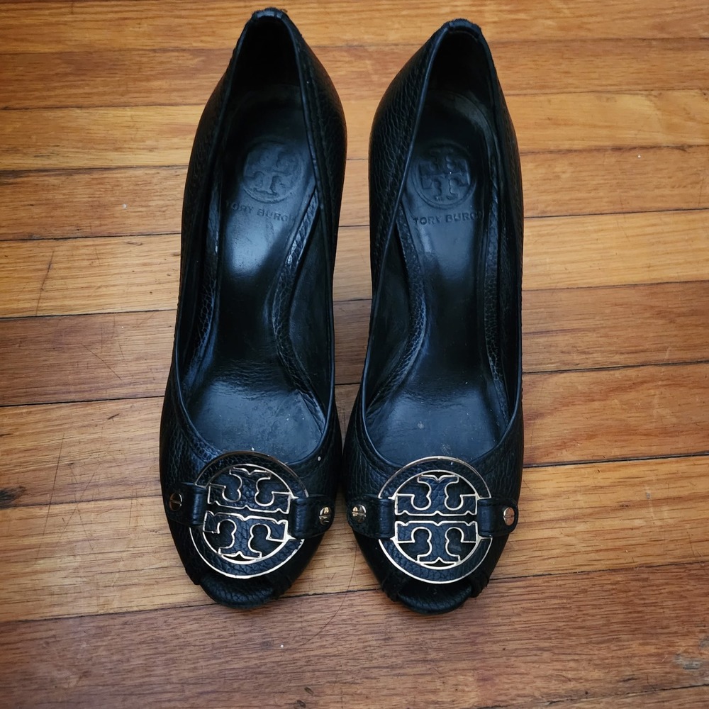 Tory Burch Black Pebbled Leather Reva Logo Peep Toe Wedge Heels Pumps Shoes 7M